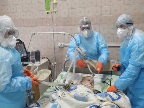 Без свідомості: на Вінниччині 2-річного хлопчика з коронавірусом терміново під’єднали до апарату ШВЛ