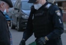 У Черкасах поліцейські замість штрафів роздають захисні маски