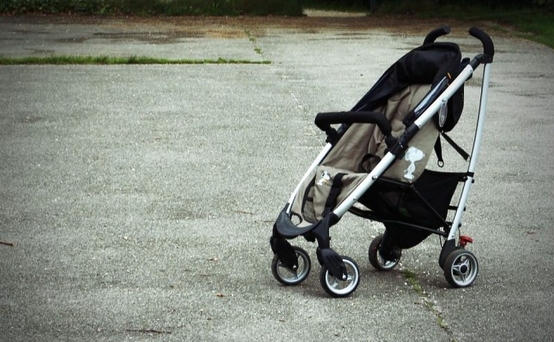 У візочку з дитиною – алкоголь і недопалки: у Луцьку п’яна жінка «прогулювалась» з 5-місячним сином