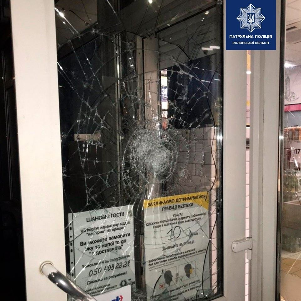Затримали зловмисників, які намагались вночі пограбувати магазин у Луцьку