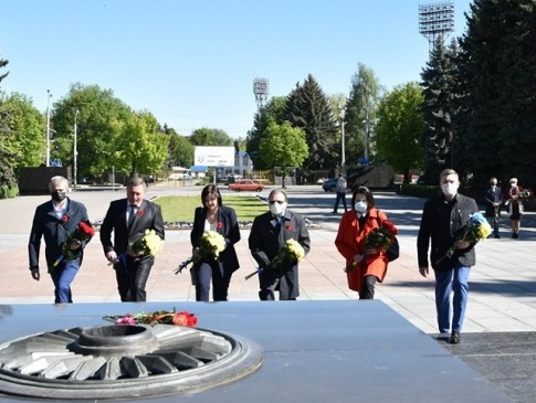 У Луцьку чиновники поклали квіти до пам'ятників на меморіалі