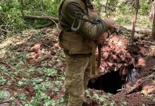 Боєць ЗСУ руками викопав 2 метри землі і витягнув товариша