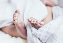 В Івано-Франківську біля дитячої лікарні покинули новонародженого хлопчика