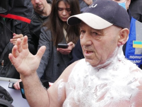 У Києві чоловік підпалив себе на мітингу проти Авакова