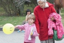 У Чернігові 74-річна мати привселюдно порвала на дитині одяг
