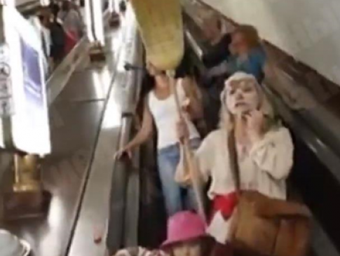 «Коронавірусу немає»: у київському метро жінки агітували не носити маски