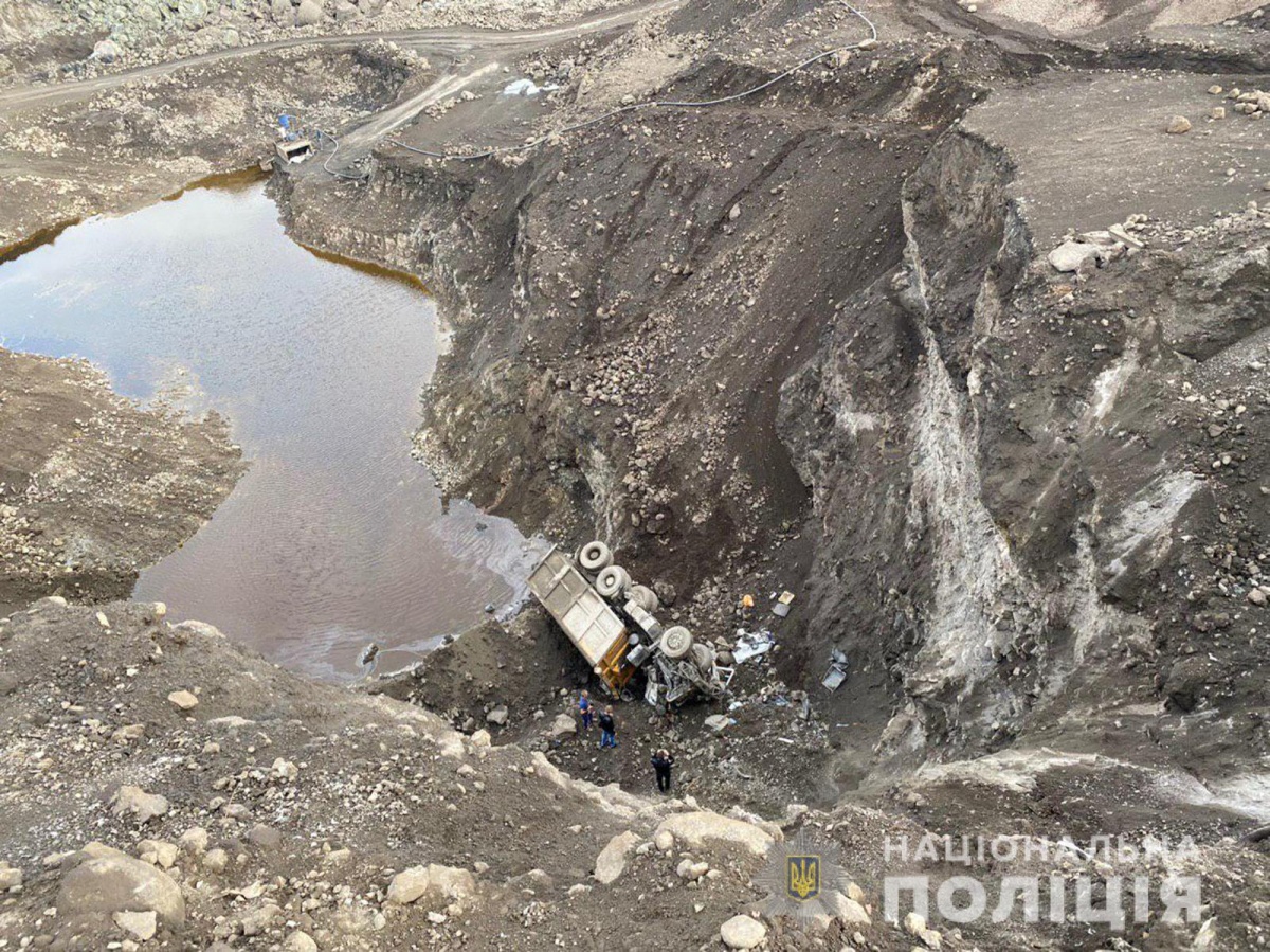 Смертельна ДТП в Запоріжжі: вантажівка злетіла з 25-метрового обриву
