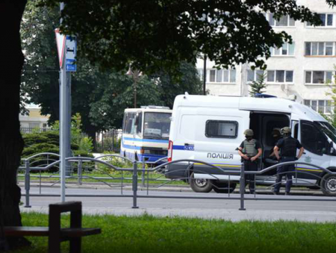 Біля автобуса із заручниками в Луцьку пролунали три потужних вибухи