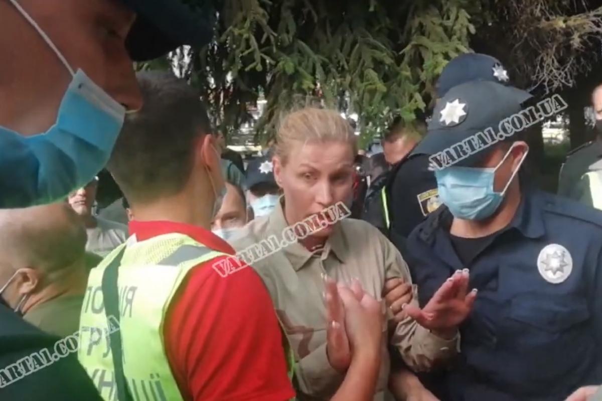 У Львові волонтерка намагалась підпалити себе посеред вулиці