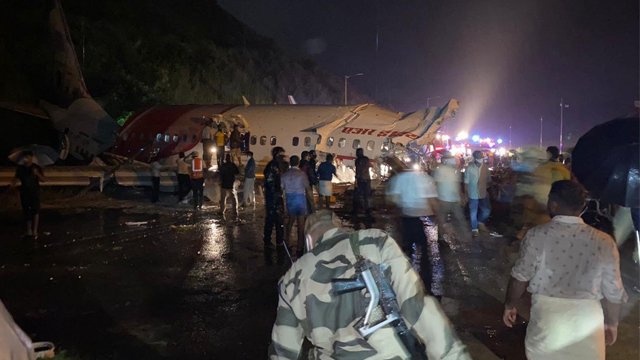 В Індії під час посадки літак розколовся на дві частини: є загиблі