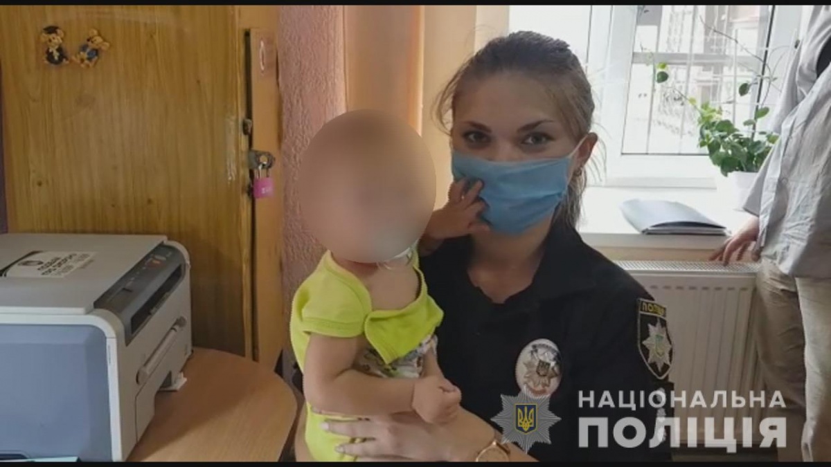 В Одесі розшукують горе-матір, яка залишила немовля і зникла