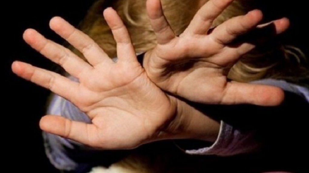 На Сумщині чоловік бив немовля головою об підлогу і намагався зґвалтувати 12-річну дівчинку