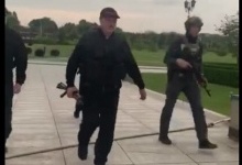 Протести в Білорусі: Лукашенко прибув до своєї резиденції в бронижилеті і з автоматом в руках
