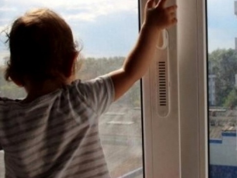 На Львівщині з балкона випала 10-місячна дитина