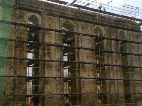 На Волині польські майстри ремонтують 16-метрову дзвіницю костелу