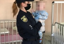 На Львівщині 19-річна п’яна матір лежала на тротуарі, а у візочку плакало немовля