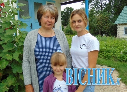 Людмила КОВАЛЬЧУК з донькою Катериною та внучкою Катею