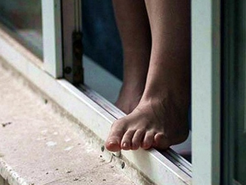 У Запоріжжі 12-річна дівчина вистрибнула з вікна через хлопця