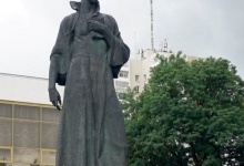 Митрополит Михаїл хоче поміняти місцями пам’ятники Тарасу Шевченку та Лесі Українці