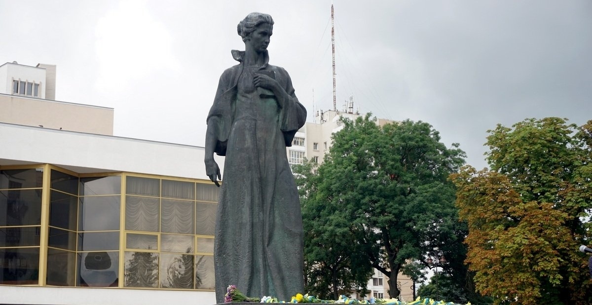 Митрополит Михаїл хоче поміняти місцями пам’ятники Тарасу Шевченку та Лесі Українці