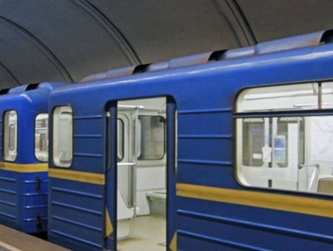 У Києві з-під потяга метро витягли мертвого зачепера без голови