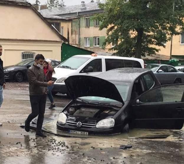 У Львові авто провалилось під асфальт
