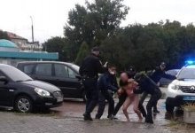 У Луцьку біля ОДА поліція затримала голого чоловіка