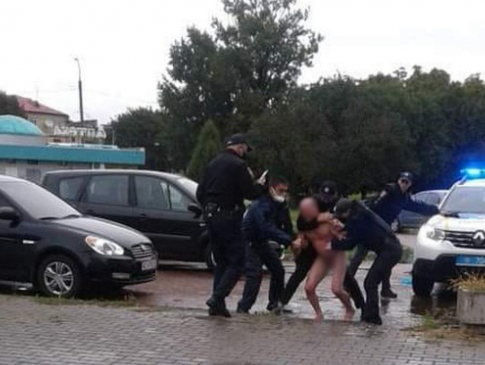 Відправили в наркодиспансер чоловіка, якого голим затримали біля ОДА в Луцьку