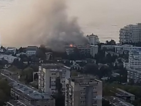 У Криму з палаючого санаторію евакуювали 300 людей