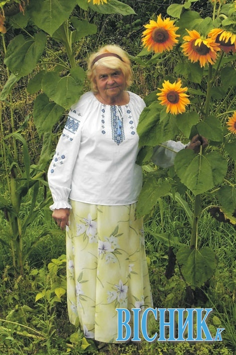 Українка у 85 років шукає могили повстанців і будує «Просвіту»