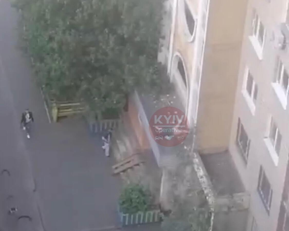 У Києві дівчина випала з балкону і загинула
