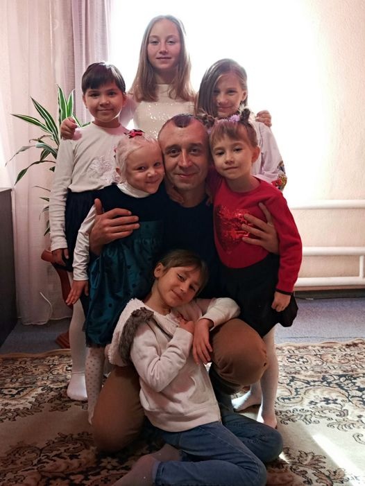 Молоде подружжя з Луганщини вдочерило шістьох дівчат