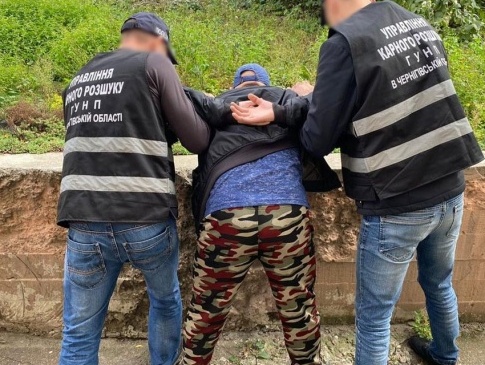 На Чернігівщині 34-річний чоловік розбещував школярок