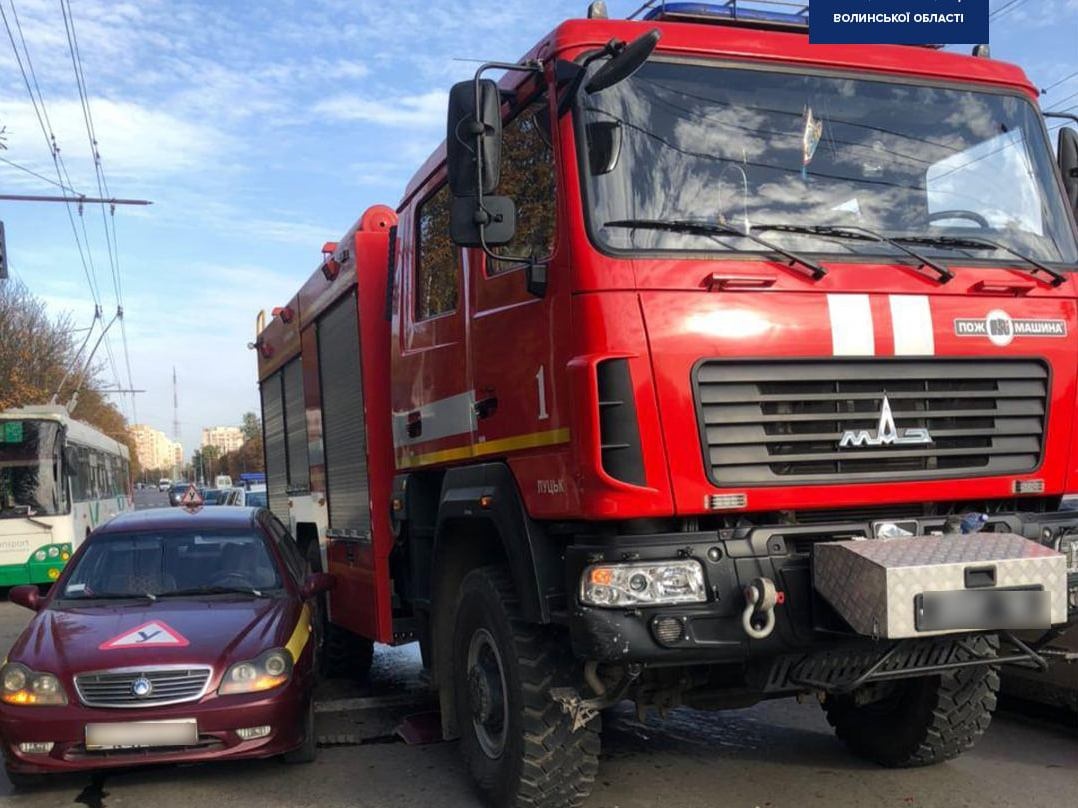 У Луцьку пожежне авто потрапило в ДТП