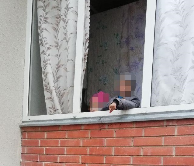 Голодні діти кликали на допомогу: у Франківську мати лишила малюків удома на декілька днів