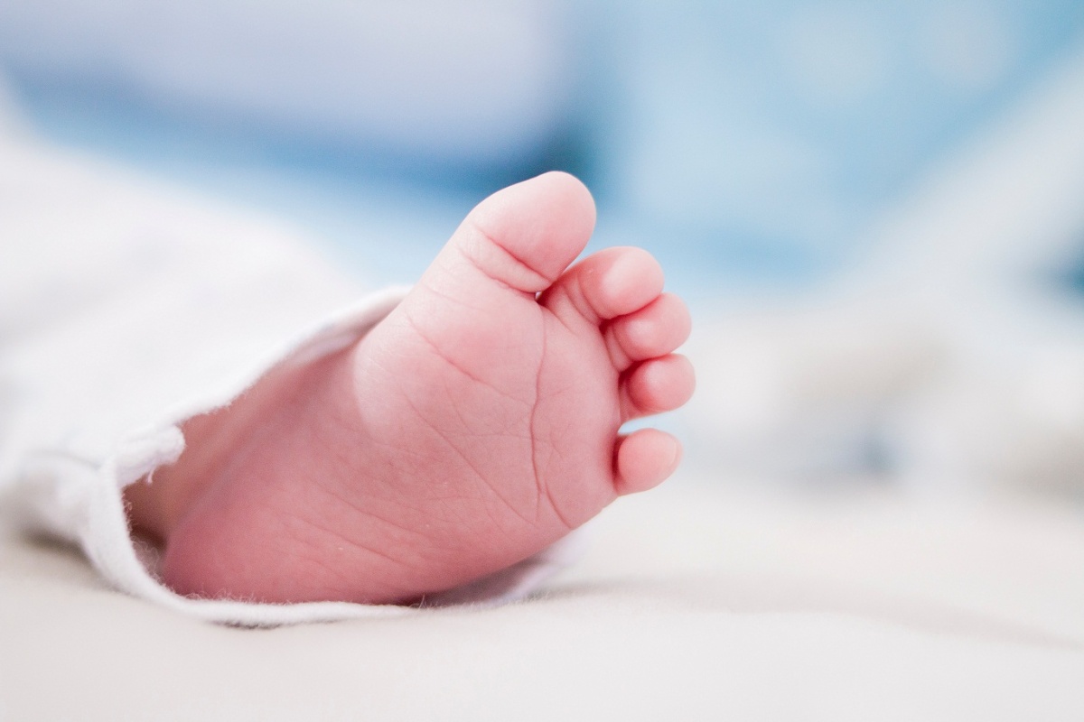 У Тернополі мати 6 днів ховала в шафі недоношене немовля