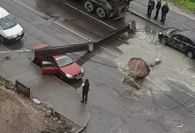 У Києві будівельний кран впав на авто