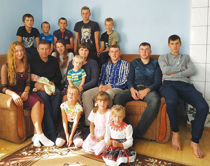 Готують, як на свято: як живе сім'я з Волині, де виховуються 15 дітей