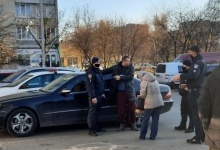 У Луцьку 2 наряди поліції затримували чоловіка без маски