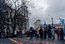 У Луцьку виклали хрест зі свічок у пам’ять про жертв Голодомору