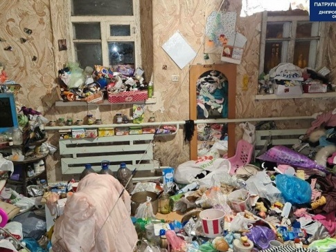 39-річна українка сімох дітей годує недоїдками зі смітників