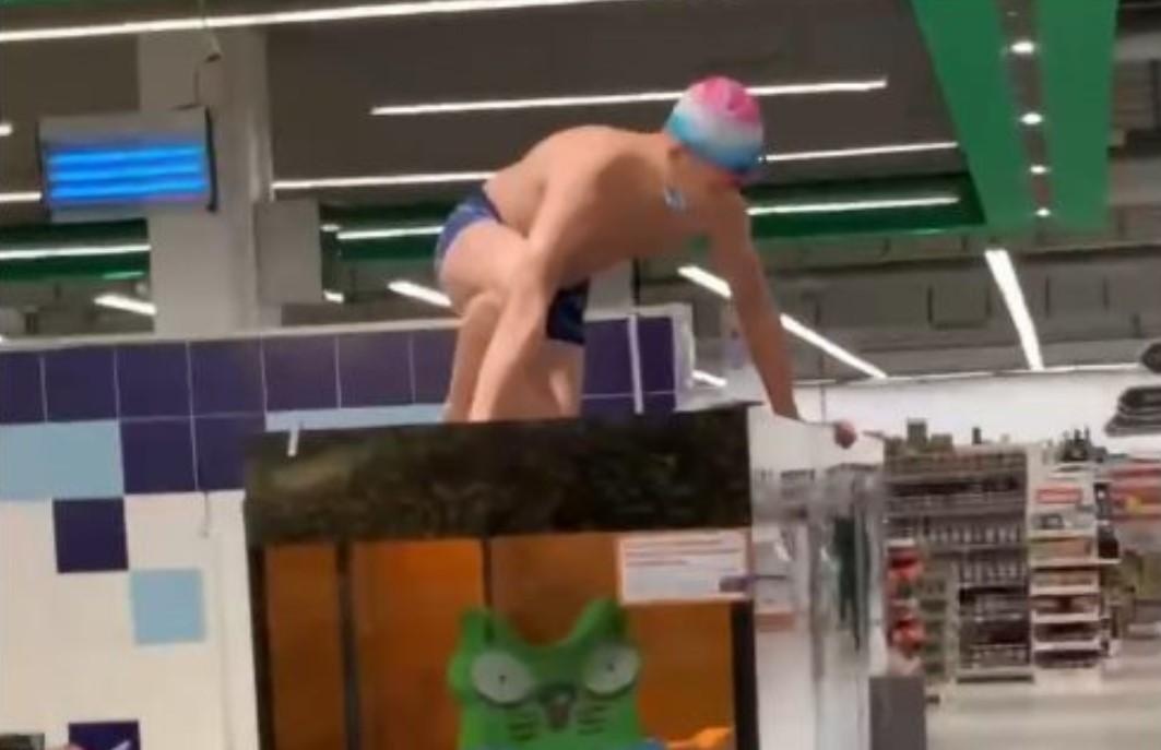 У Херсоні в супермаркеті чоловік пірнув у акваріум з коропами