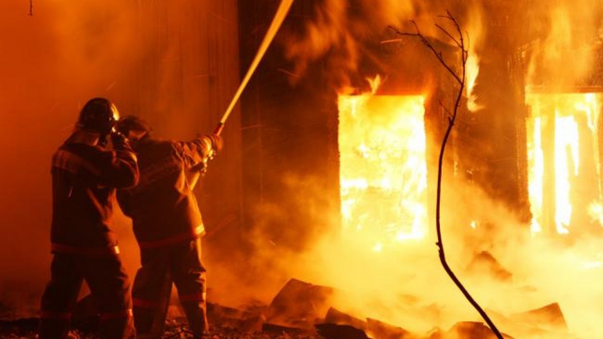 На Волині майже 3 години гасили палаючий житловий будинок