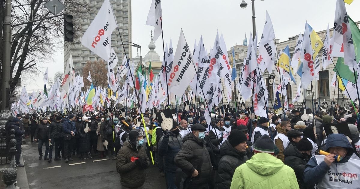 У Києві поліція викинула намети підприємців, почались сутички