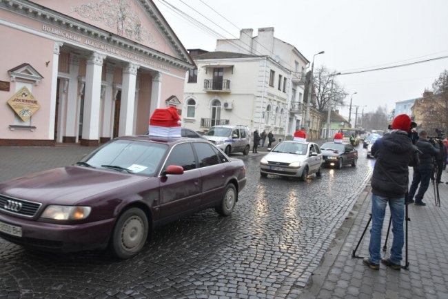 У Луцьку таксисти з волонтерами доставляють дітям подарунки