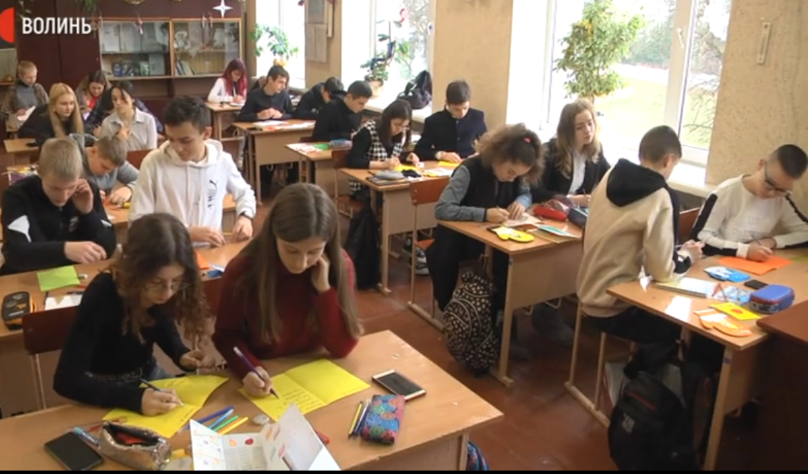 У Луцьку школярі роблять листівки людям з геріатричного пансіонату