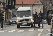 У Луцьку на переході мікроавтобус збив жінку