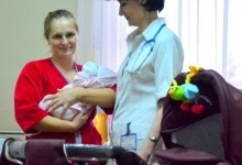 У Луцьку першій народженій у 2021-му дівчинці подарували коляску