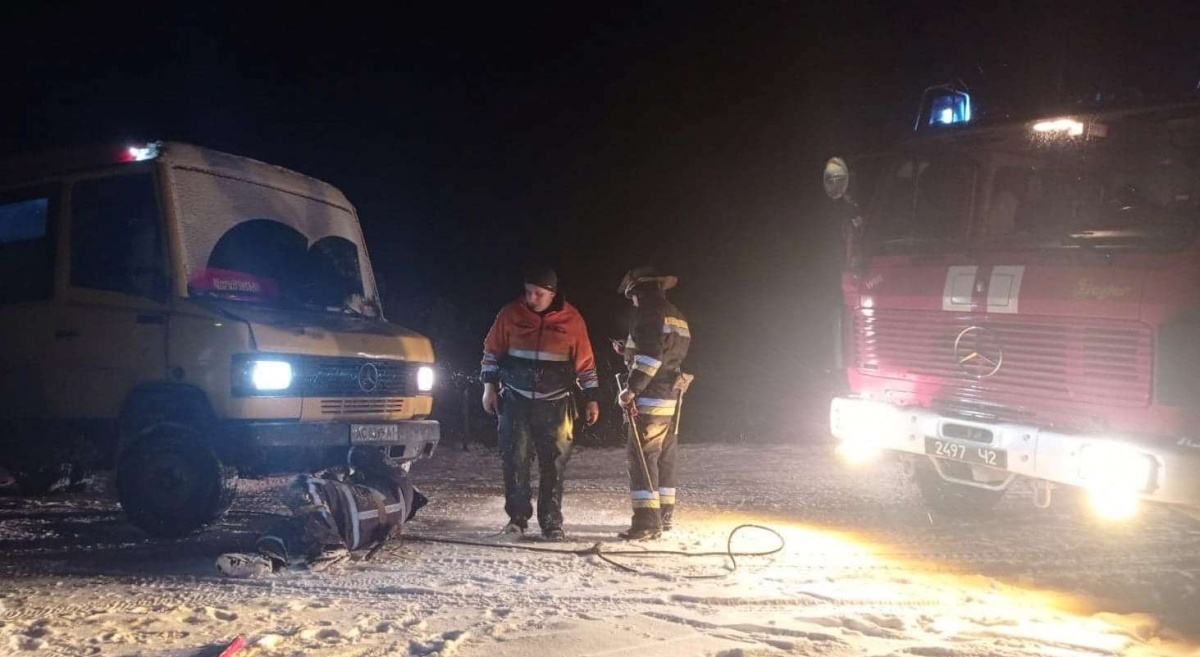 Волинські рятувальники визволяли авто зі снігових заметів