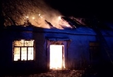 На Волині рятувальники гасили палаючий будинок